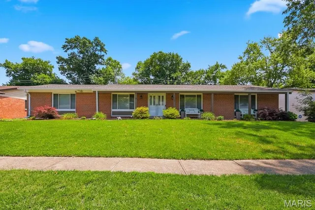 1022 Fernway Ln, Saint Louis, MO 63141