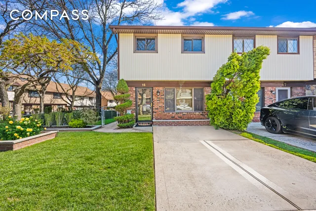 15 Hickory Cir #TOWNHOUSE, Staten Island, NY 10312