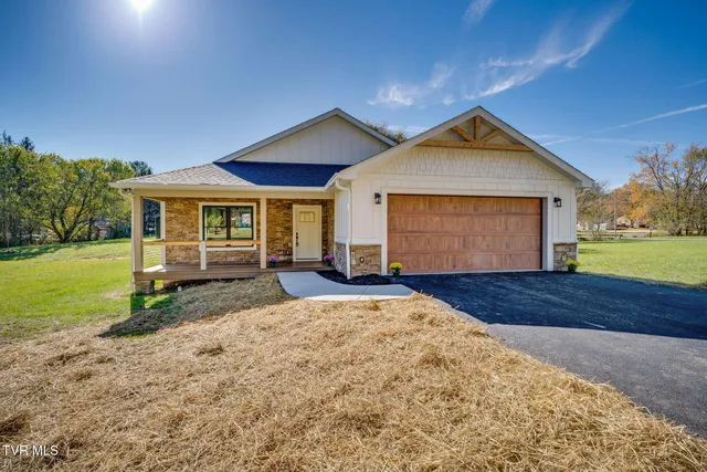 389 Hampton St, Mountain City, TN 37683