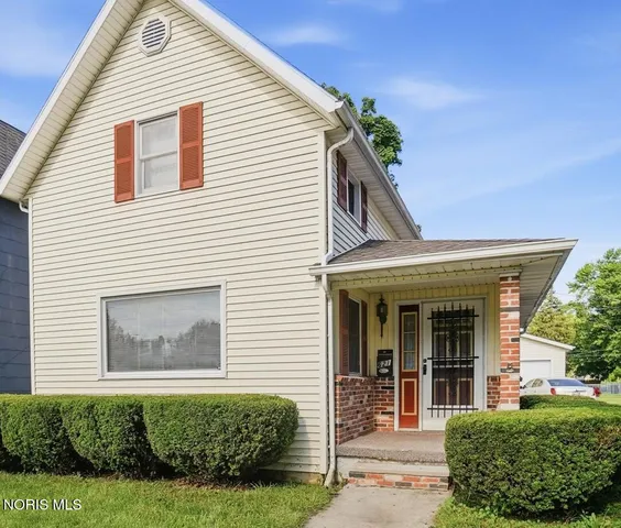 621 S  Wood St, Fostoria, OH 44830