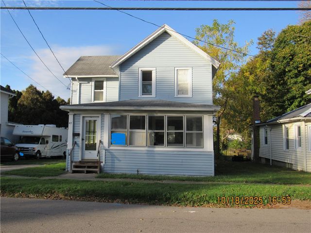 47 Montezuma St, Lyons, NY 14489