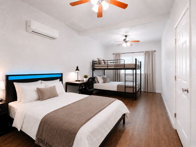 316 Fairbanks St #1, Houston, TX 77009
