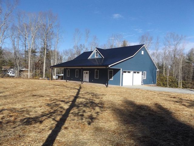 367 Country Woods Dr, Hillsville, VA 24343