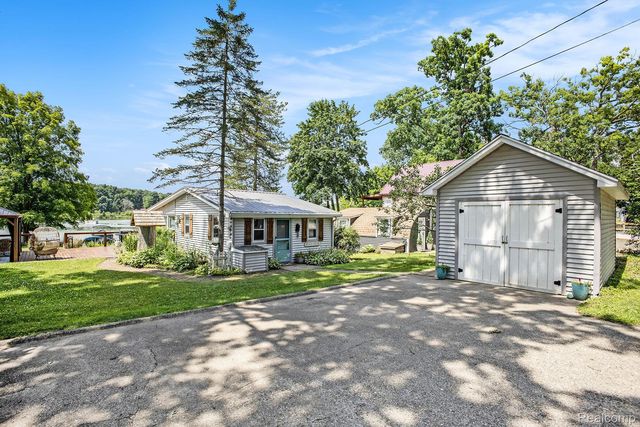 636 Swains Lake Dr, Concord, MI 49237