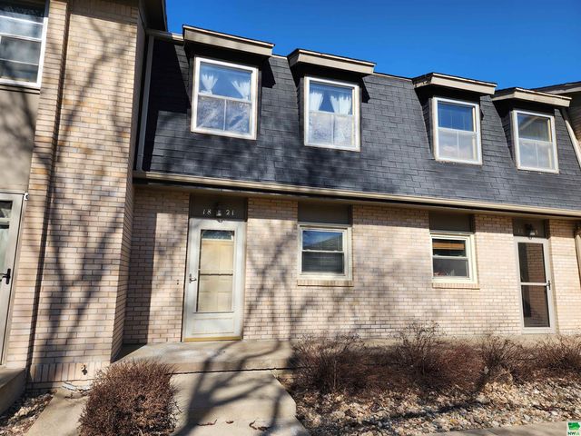 1821 Indian Hills Dr, Sioux City, IA 51104