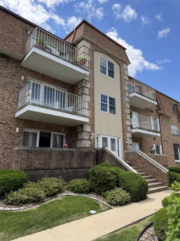 516 Lincoln St #303, Pella, IA 50219
