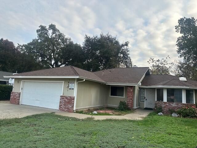 5875 Farm House Ln, Redding, CA 96001