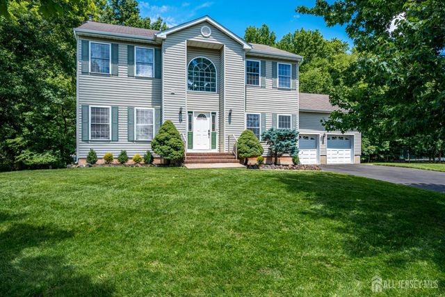 18 Mayercik Ct, Edison, NJ 08820