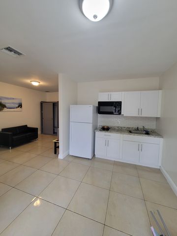 808 NW 19th St, Fort Lauderdale, FL 33311