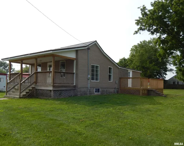 300 E  Summer St, Plymouth, IL 62367