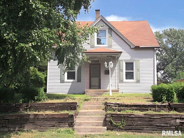 916 S  10th St, Pekin, IL 61554
