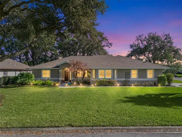 21533 King Henry Ave, Leesburg, FL 34748