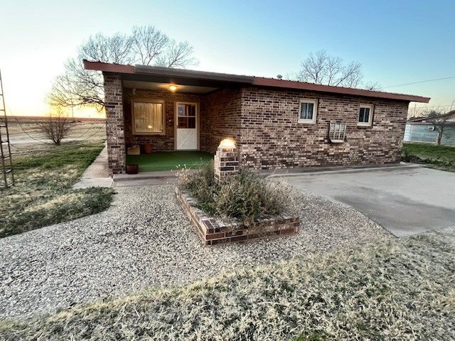 511 S  Lyon St, Roby, TX 79543