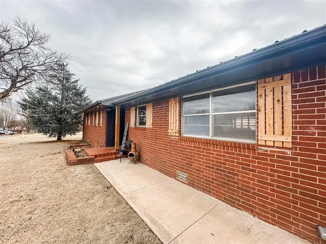 114 W  Pine St, Binger, OK 73009