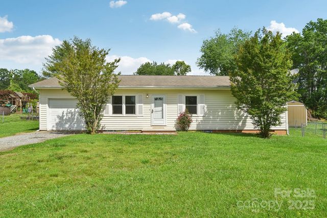 1181 Runway Dr, Hendersonville, NC 28792