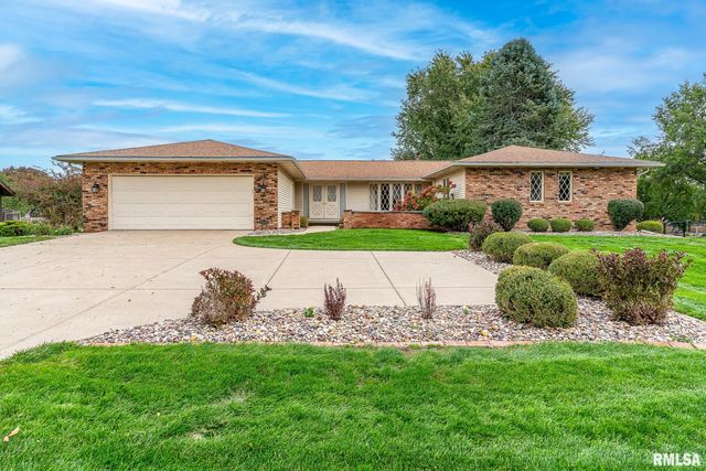 6429 Crow Valley Dr, Bettendorf, IA 52722