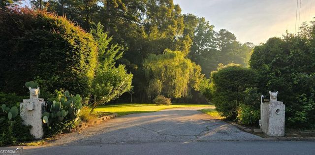 2742 Cliffview Dr SW, Lilburn, GA 30047