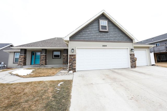 2604 20th St NW, Minot, ND 58703