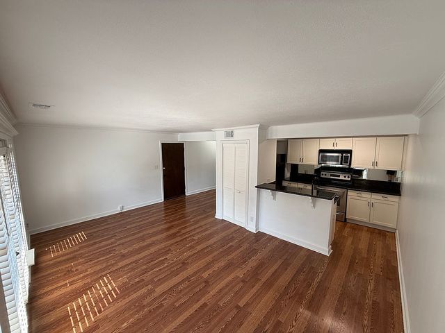 4727 Jarboe St #104, Kansas City, MO 64112