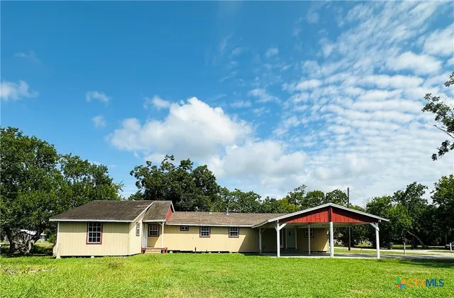 311 Carver St, Edna, TX 77957