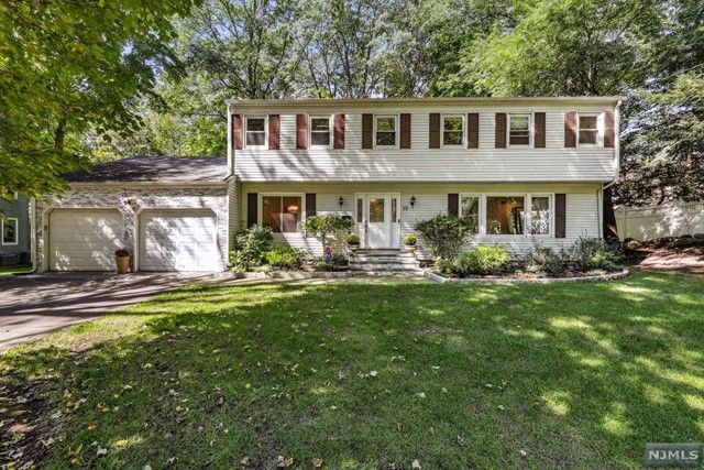 19 Parsells Ct, Closter, NJ 07624