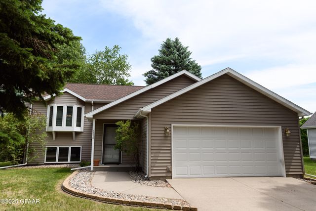3110 Royal Dr, Grand Forks, ND 58201