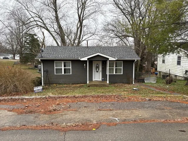 704 Union St, Marble Hill, MO 63764