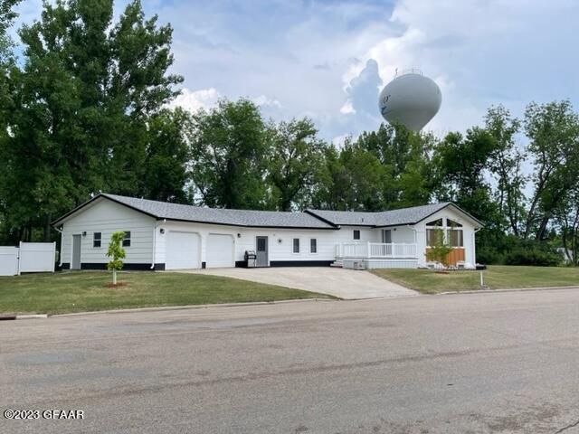 701 5th St W, Park River, ND 58270