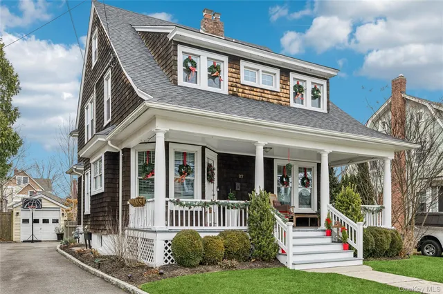 27 Hewlett Court, Babylon, NY 11702