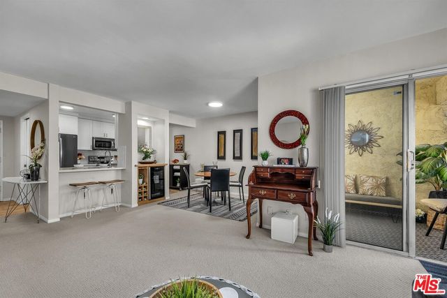 6275 Canterbury Dr #302, Culver City, CA 90230