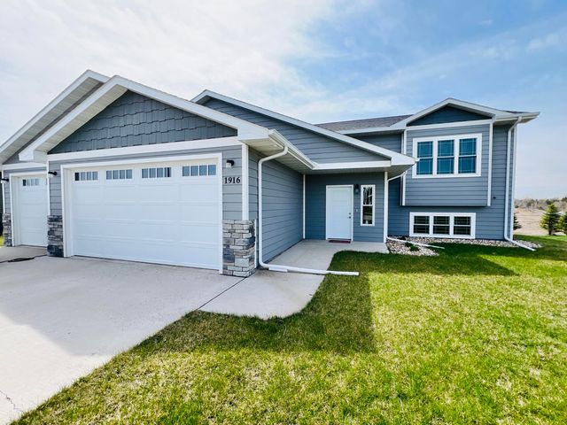 1916 23rd St S, Brookings, SD 57006