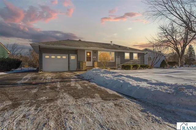 121 N  Mayfair Dr, Mankato, MN 56001