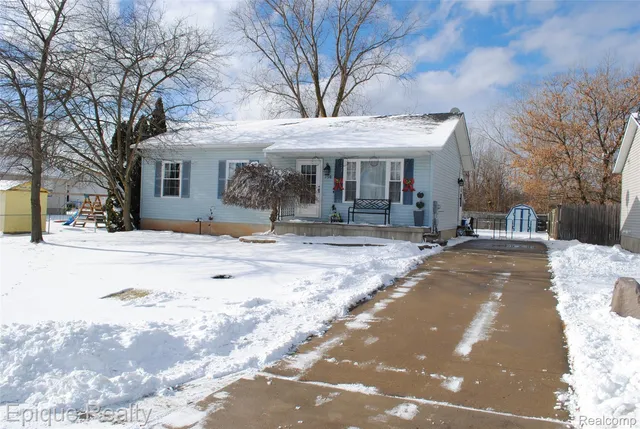 750 Applegate Dr, Marysville, MI 48040