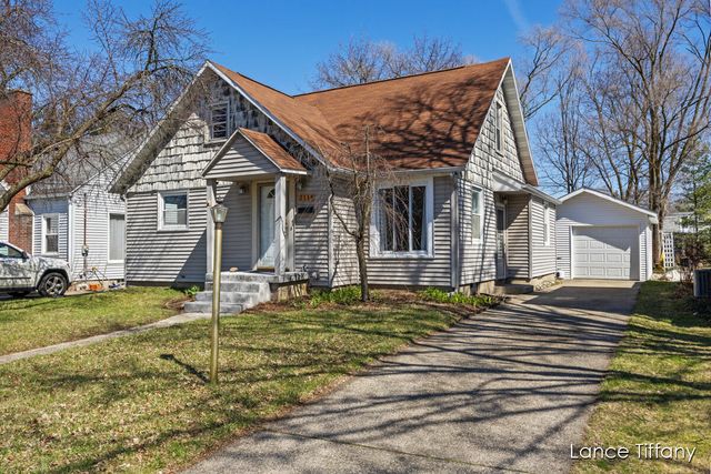 2114 Emerald Ave NE, Grand Rapids, MI 49505