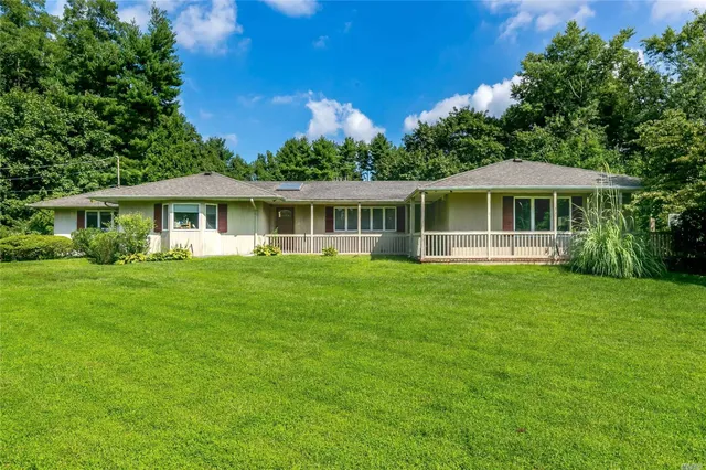 15 Circle Rd, Syosset, NY 11791
