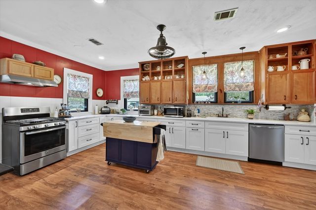 801 S  Hall St, Ennis, TX 75119