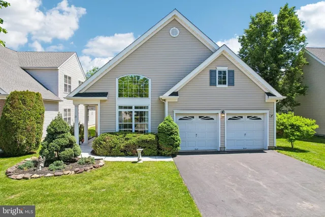 21 Pinflower Ln, West Windsor, NJ 08550