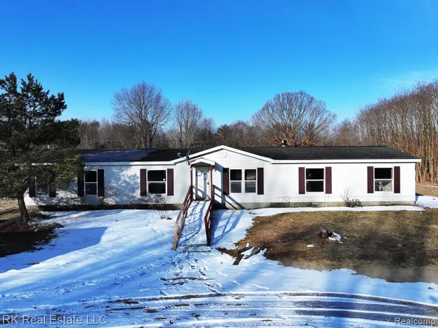 8237 Lambs Rd, Goodells, MI 48027