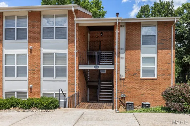1943 Greenpoint Dr #302, Saint Louis, MO 63122