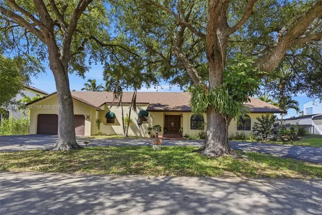 7200 N  Oakmont Dr, Hialeah, FL 33015