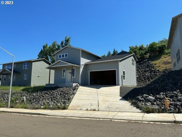 1028 Forest Heights St, Sutherlin, OR 97479