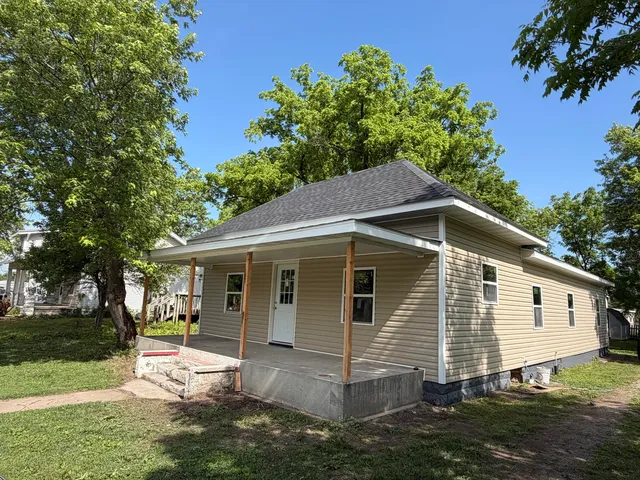 305 E Rock Street, Aurora, MO 65605