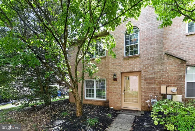 46 Rampart Dr, Chesterbrook, PA 19087
