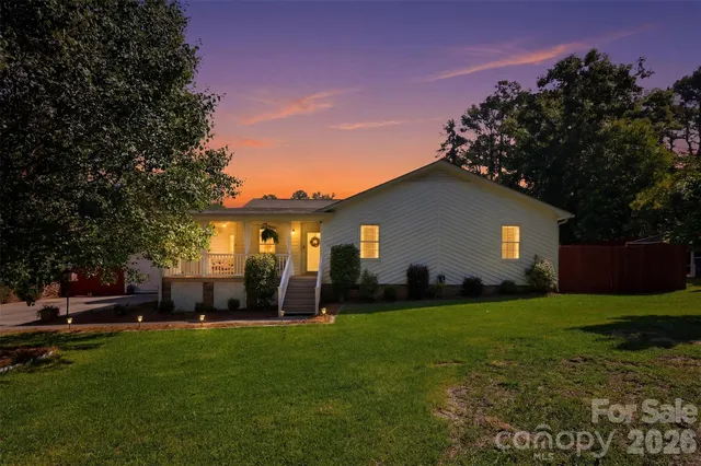 405 Country Club Dr, Matthews, NC 28104