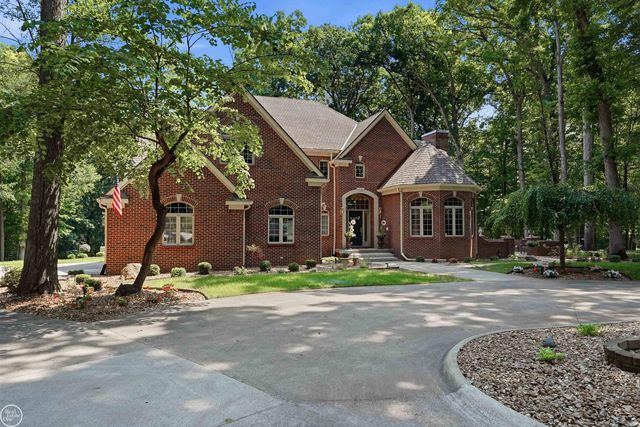 3180 Canyon Oaks Trl, Milford, MI 48380