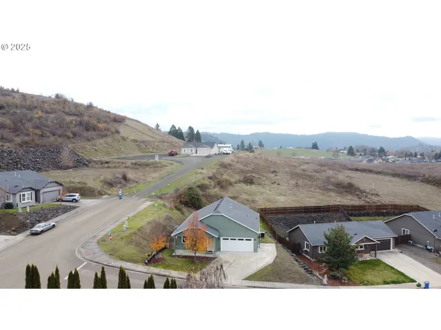 189 Quincy Ave, Roseburg, OR 97471