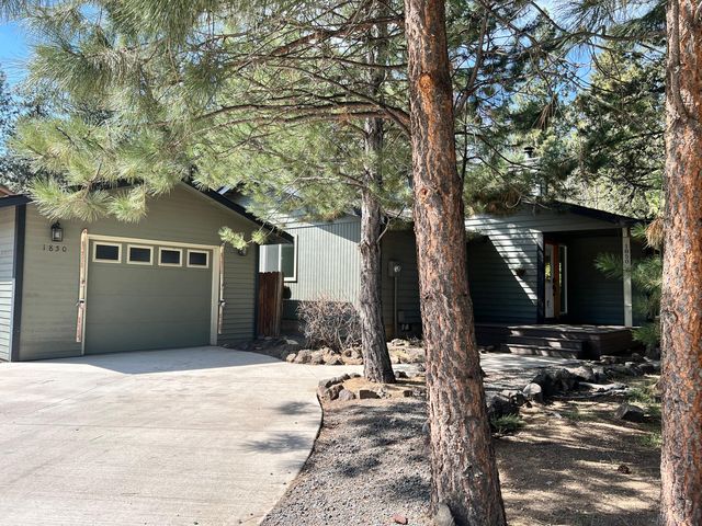 1850 SW Forest Ridge Ave, Bend, OR 97702