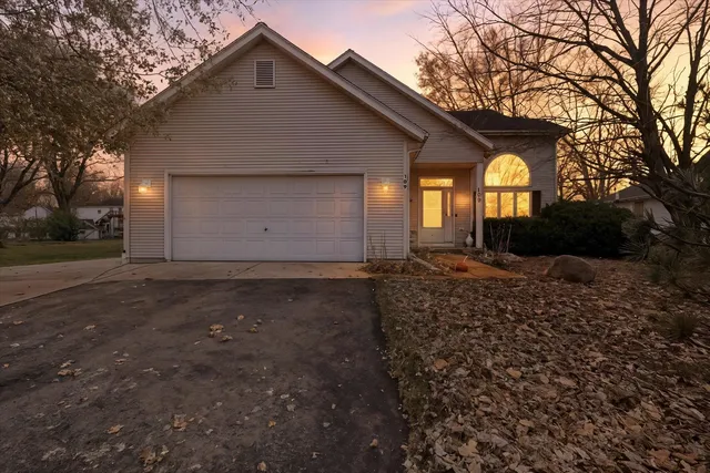 109 Galleon Run Dr SE, Poplar Grove, IL 61065