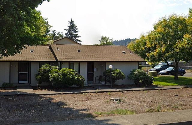 900 N  Douglas Ave, Cottage Grove, OR 97424