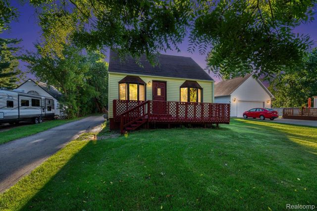 5089 Auker Dr, Flint, MI 48507